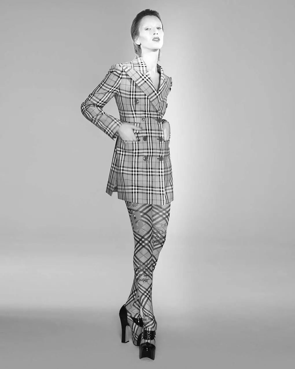 新玩法：Burberry 復刻了 Vivienne Westwood 1993 秋冬系列 時尚 第13張