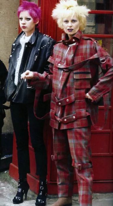 新玩法：Burberry 復刻了 Vivienne Westwood 1993 秋冬系列 時尚 第27張