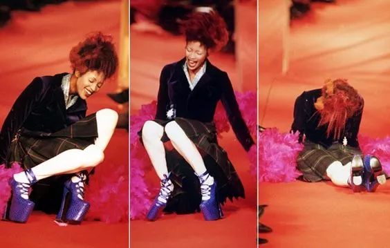 新玩法：Burberry 復刻了 Vivienne Westwood 1993 秋冬系列 時尚 第23張