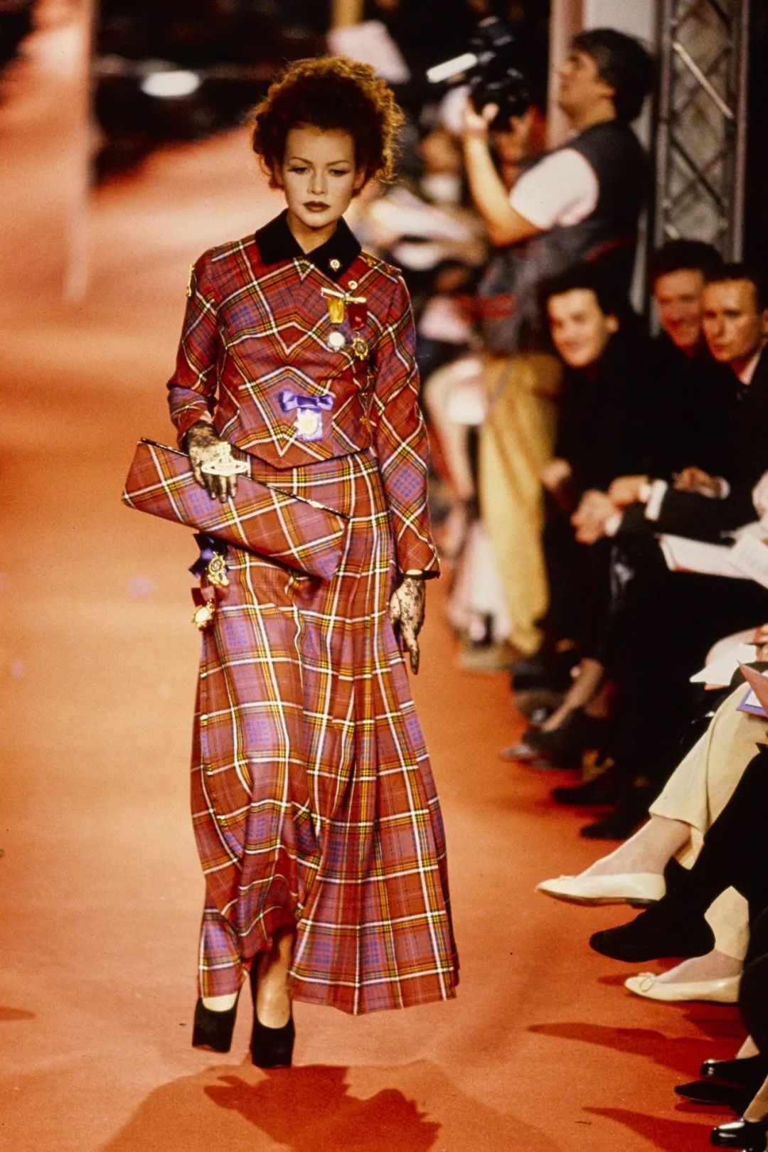 新玩法：Burberry 復刻了 Vivienne Westwood 1993 秋冬系列 時尚 第28張