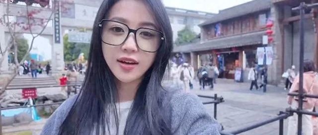 潘玮柏老婆回南京,宣云在老门东喝糖藕粥,吃桂花糕,真人很漂亮