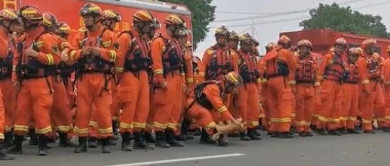 流浪狗送别防汛消防员，却被一个“绊脚摔”放倒…