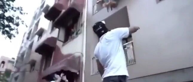 把狗狗绑在气球上升空，印度一网红被指控和逮捕…