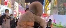 谁还不是个宝宝吖！大狗向铲屎求抱抱举高高…