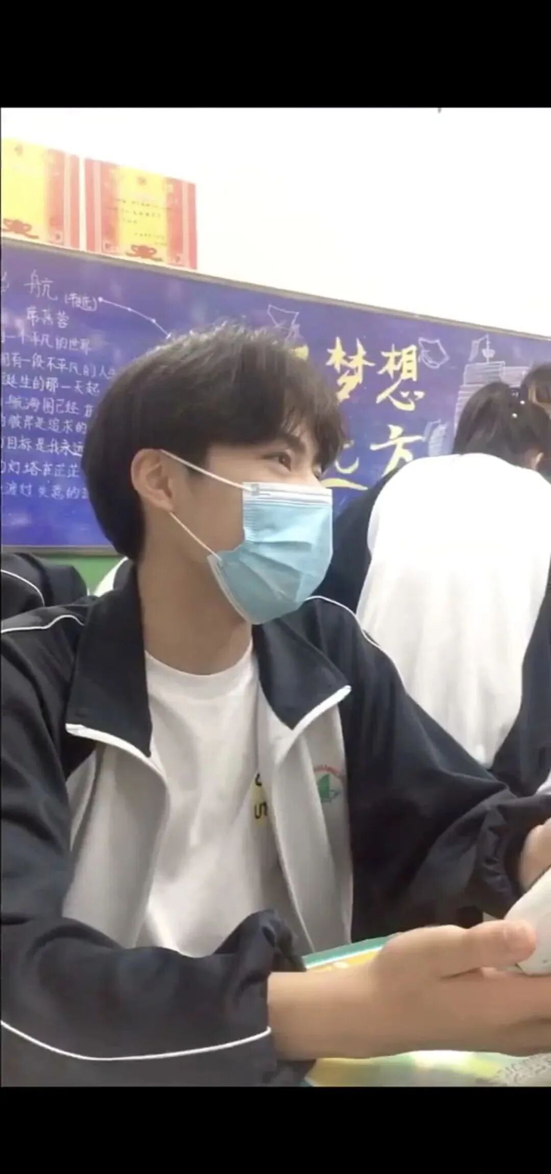 "一群穿着校服的帅哥!网友评论说我很帅 晕了过去.-友友