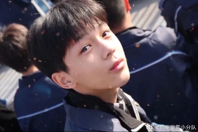 "学校!欠我的!一个英俊的男孩!"一群穿着校服的帅哥!