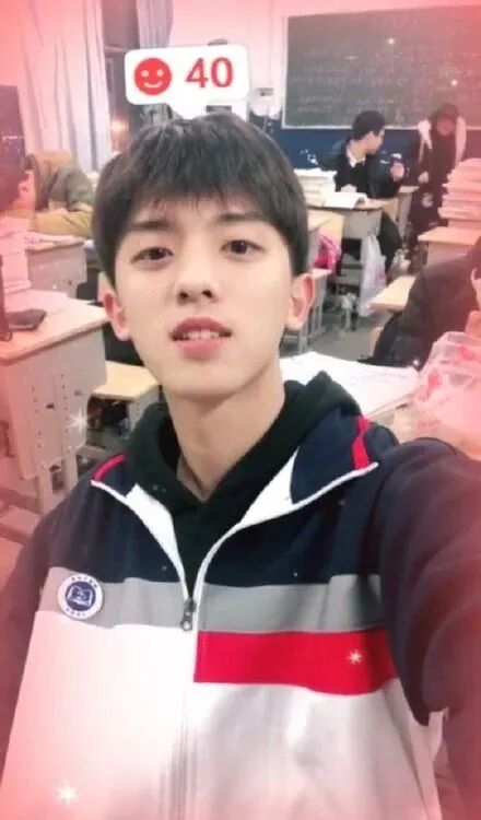 "一群穿着校服的帅哥!网友评论说我很帅 晕了过去.-友友