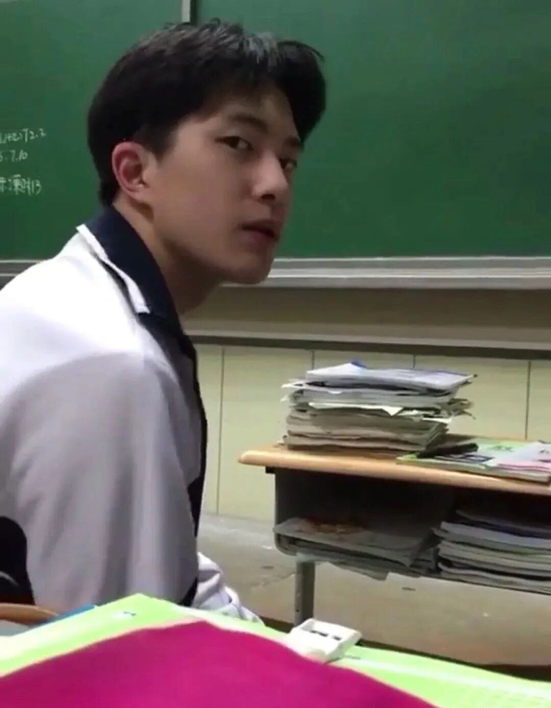 "学校!欠我的!一个英俊的男孩!"一群穿着校服的帅哥!