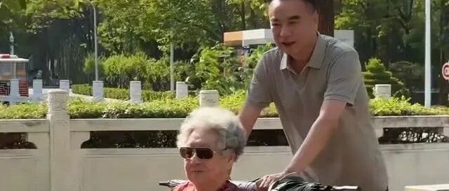 岳跃利回河南老家看望91岁妈妈!吃平民小馆,开车龄12年的奔驰