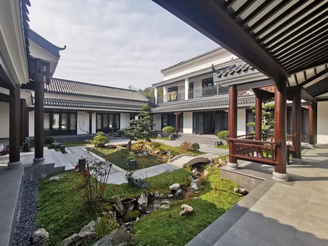 注重建筑立面的设计,通过门窗,檐口等元素的装饰,展现中式建筑的久览