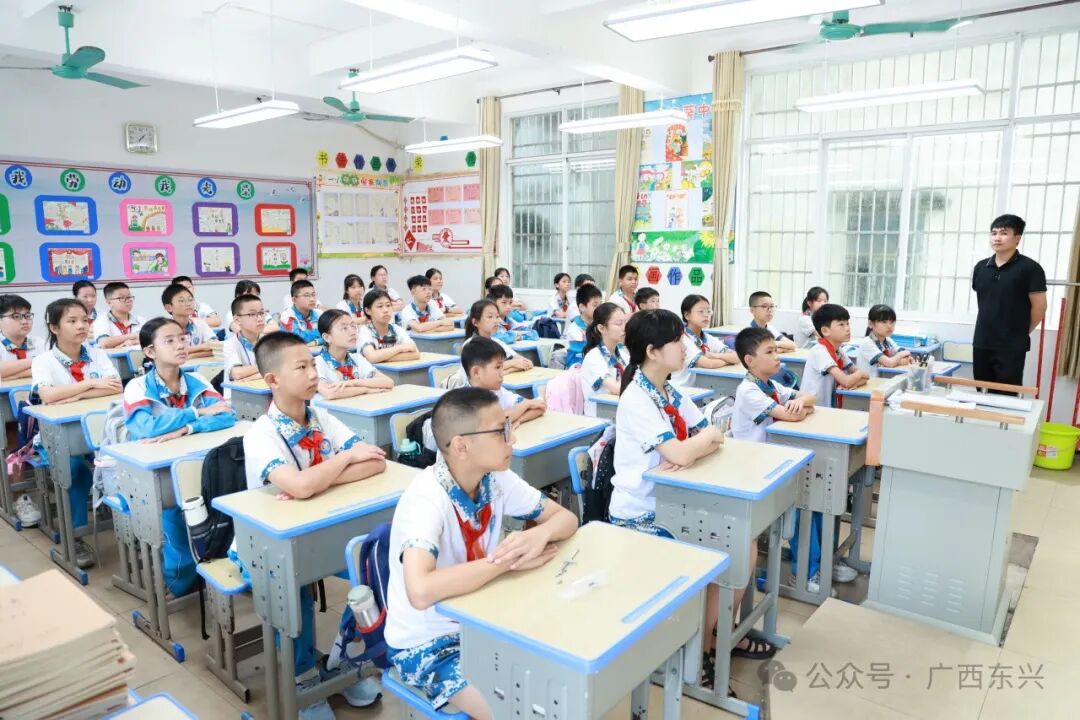当前位置:>首页>东兴动态>政务要闻>东兴市第一小学学生黄传懿说:"