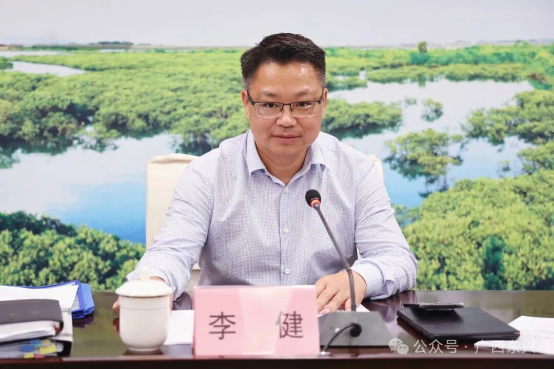 东兴市第六届人民政府召开第52次常务会议