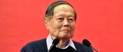 99岁杨振宁喜添千金，网友怒骂滚出国，英雄被辱是时代的耻辱