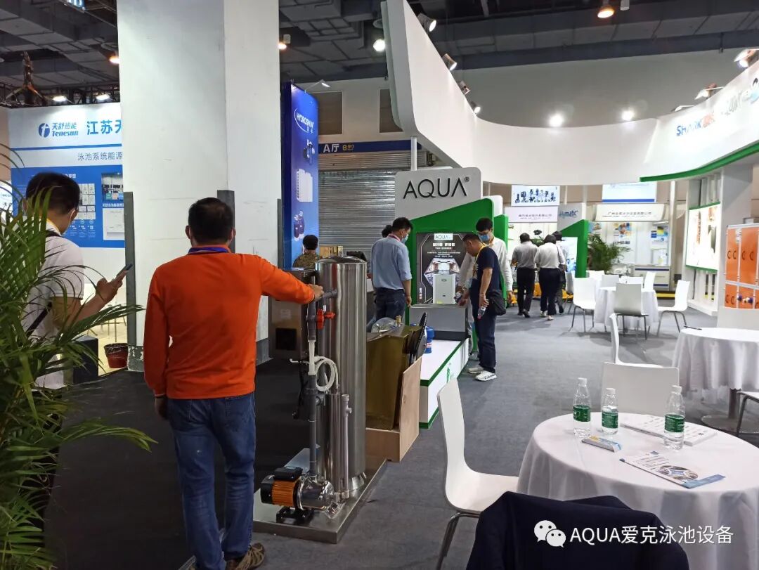 客戶在咨詢愛克工作人員