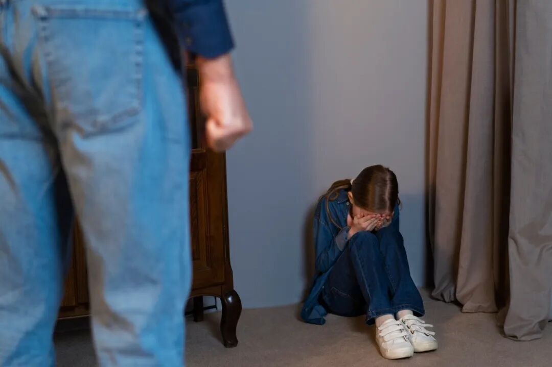 f2f078bab88f66d0d2f2b6786c228f6f_young-child-suffering-abuse-by-parent-with-belt_23-2150248237_t=st=1774337041~exp=1774340641~hmac=3f953e943e1071d5ae73567c759d12412b1b80e8e033159534af0e43cd8cc951&w=1480.jpg