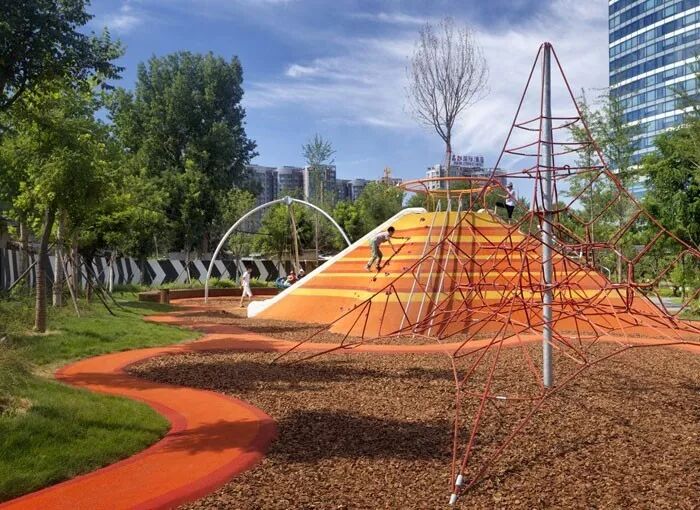 Gatear al aire libre + Escalada + Columpio