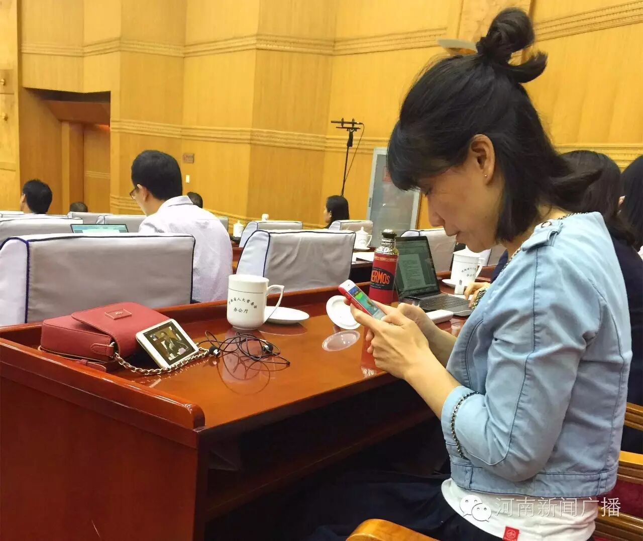 河南新闻广播主持人杜芳协调前后方!