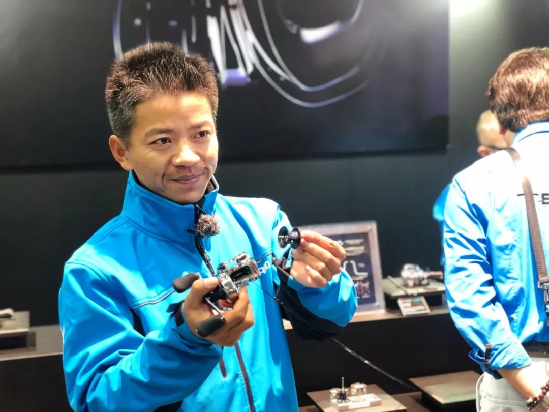 到底他对于新产品有怎么样的第一印象龚磊我们携手首位中国签约钓手本