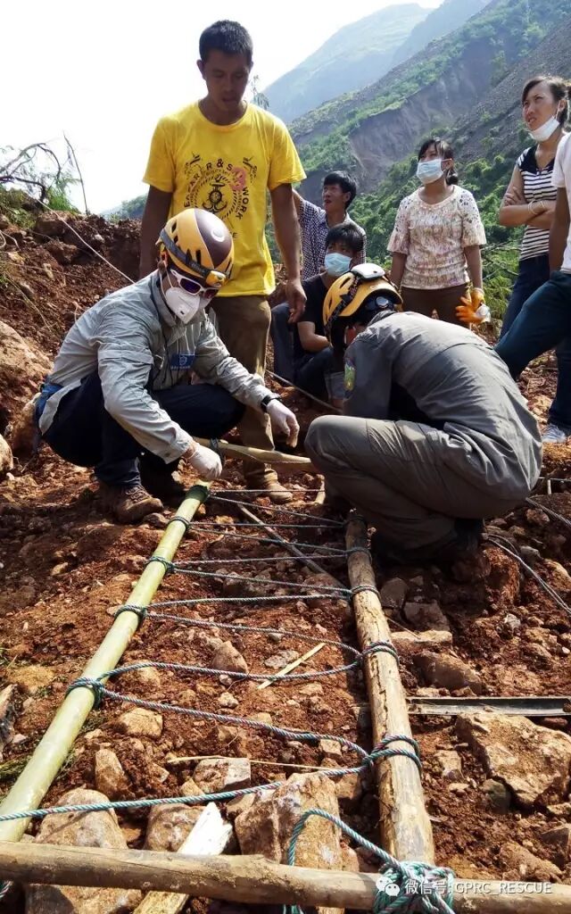 折叠担架怎么叠蓝天救援分享▎【安全知识】简易担架的制作_https://www.jmylbn.com_新闻资讯_第18张