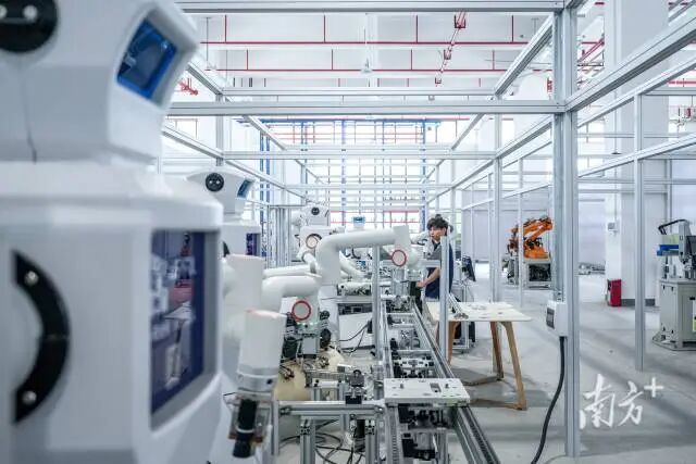 1：利事丰开了佛山首个“机器人超市”。廖明璨 摄