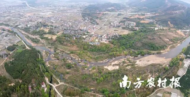 始兴县顿岗镇周所村未来社区建设前全景图。
