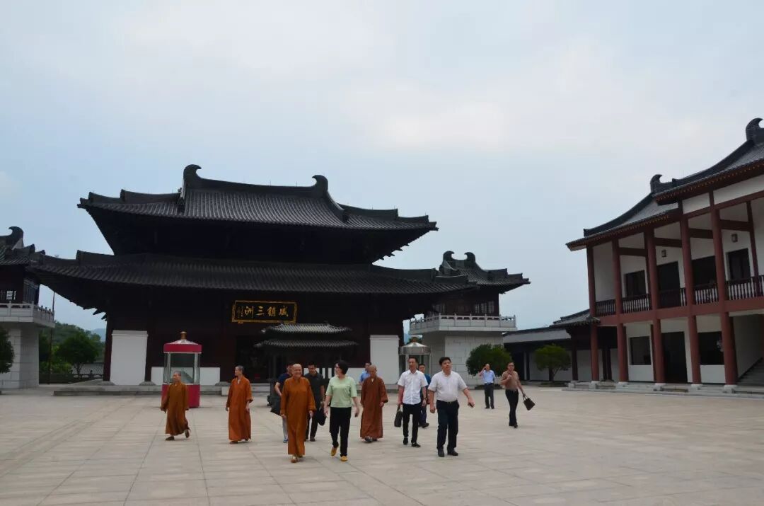 宁波市委统战部副部长民宗局局长金黎萍等一行人莅临大慈禅寺调研工作