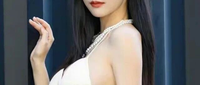 赵粤身材可真好,前凸后翘,小蛮腰,瘦而丰满