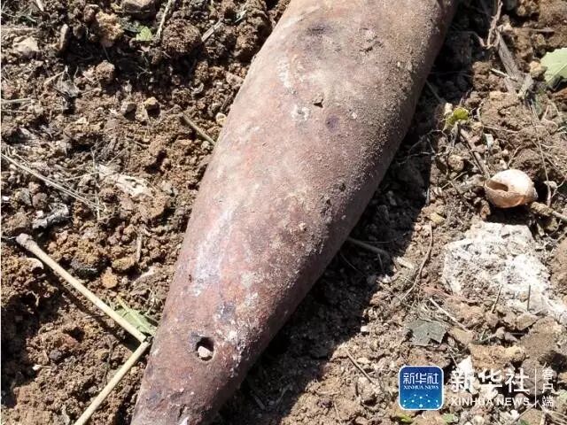 实拍战士冒死在中越边境徒手排雷