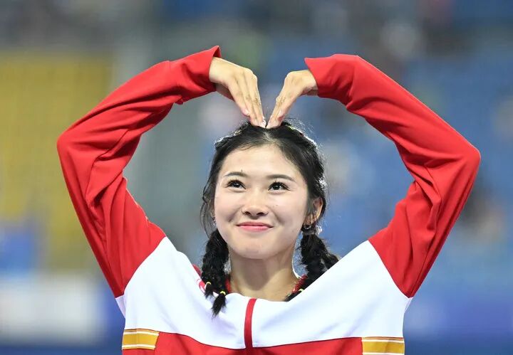 8月4日，吴艳妮在颁奖仪式上。新华社记者 邓华 摄