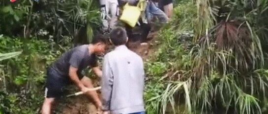 路断了！30名学生要赶考，关键时刻村民扛着锄头来了……