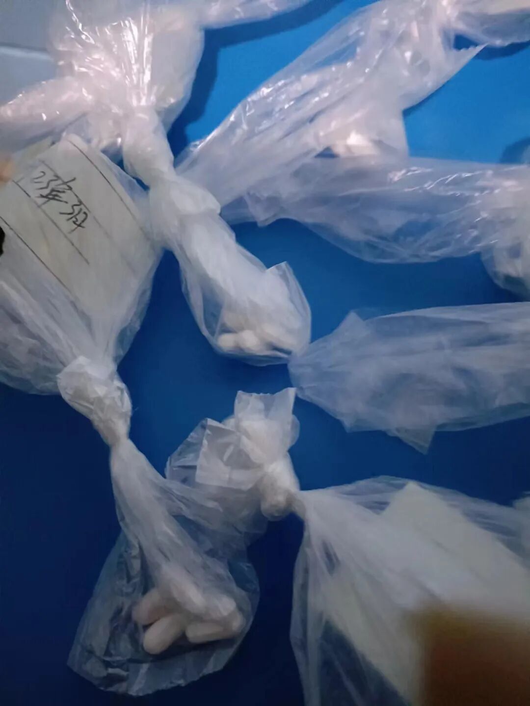 药的邻居我特意在有些袋子里放了小纸条注明保质期到23年3月3日"