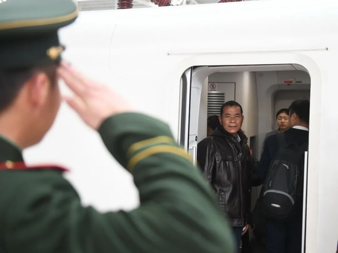 今天，军歌嘹亮！让我们一起高唱!