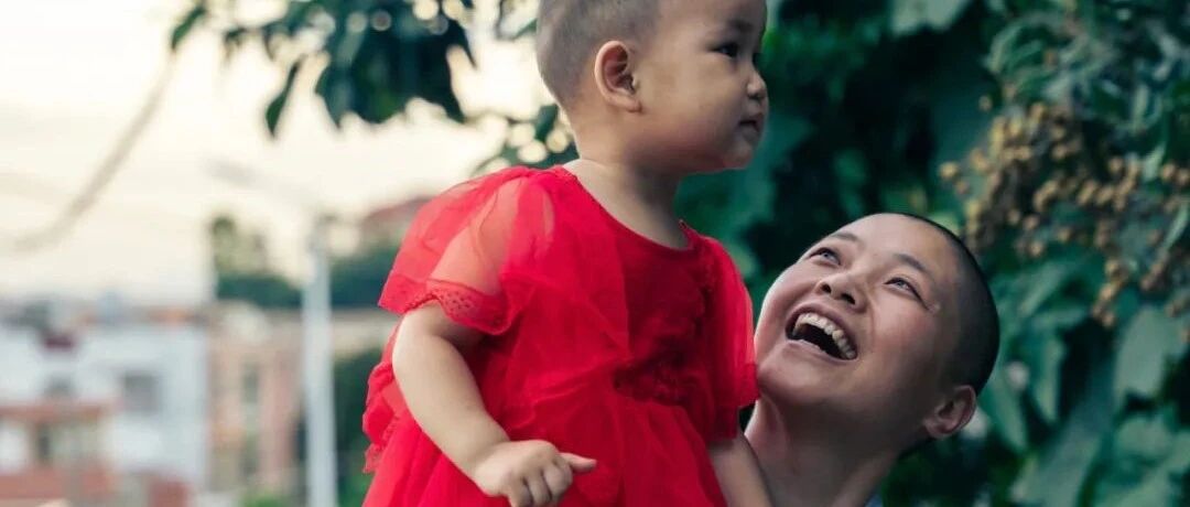 真实中国！在泉州，我们遇到一个牵着女儿的尼姑