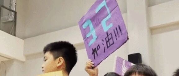 这些小学生主动让体育老师拖堂！网友：建议全国推广