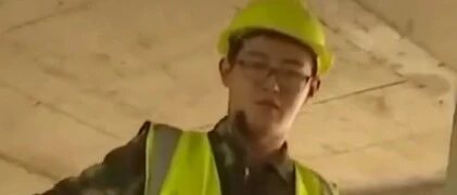 小伙考上清华，为减轻父母负担去工地搬砖，工地负责人：每天多加50元