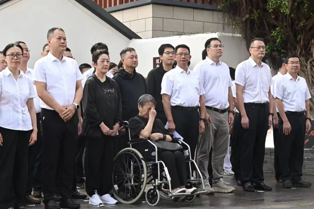 中国核潜艇之父黄旭华安葬