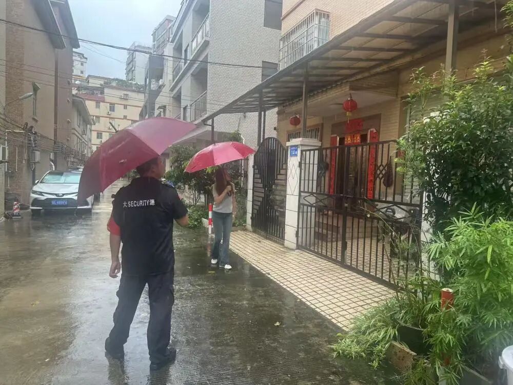 8月6日，汤伟鹏（左一）和同事正在动员疏散群众，这是他生前留下的最后一张工作照。新华社发