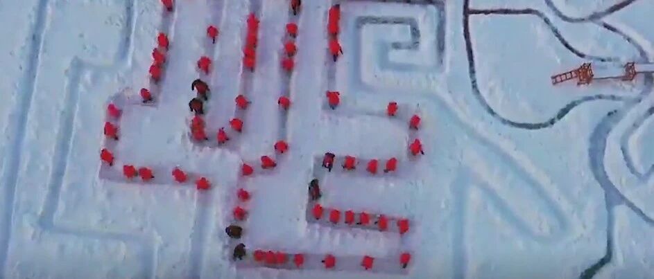 好家伙！冰天雪地里，萌娃们这个动作让网友看呆