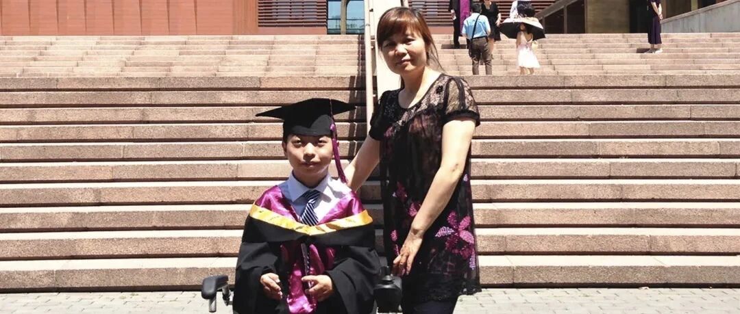 轮椅上的清华博士毕业了，刷屏的还有她......