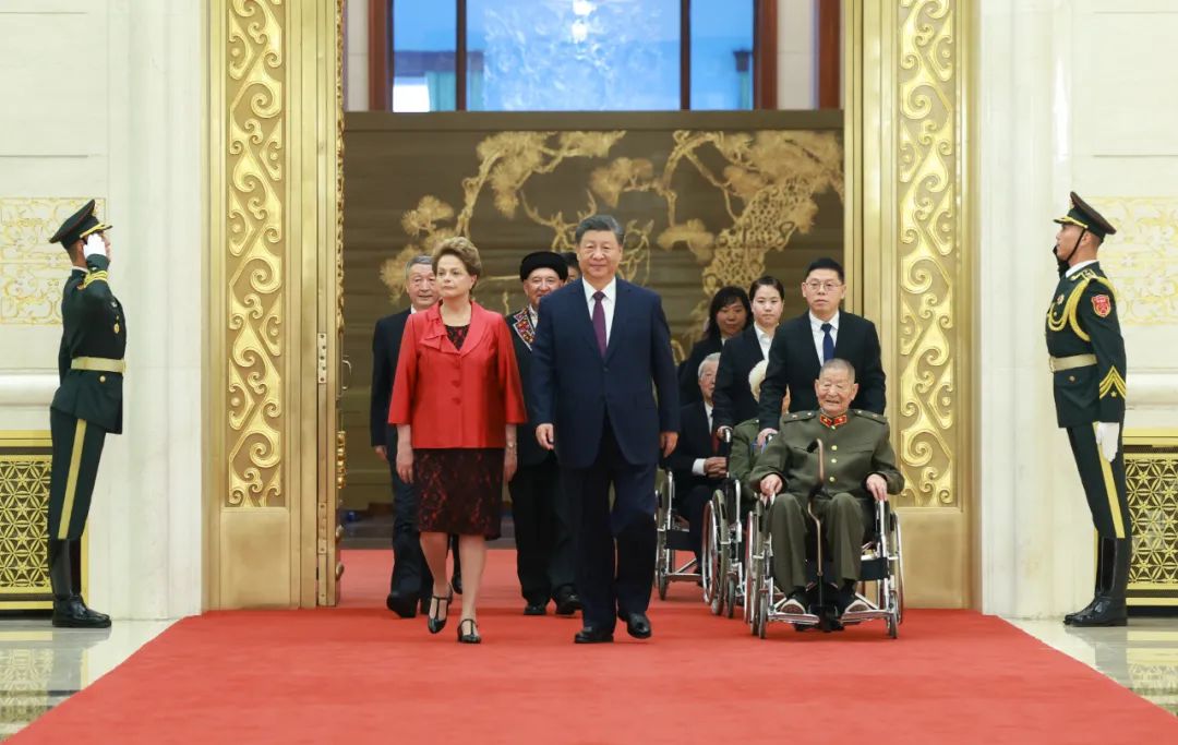 习近平向国家勋章和国家荣誉称号获得者颁授勋章奖章并发表重要讲话(图2) 图片