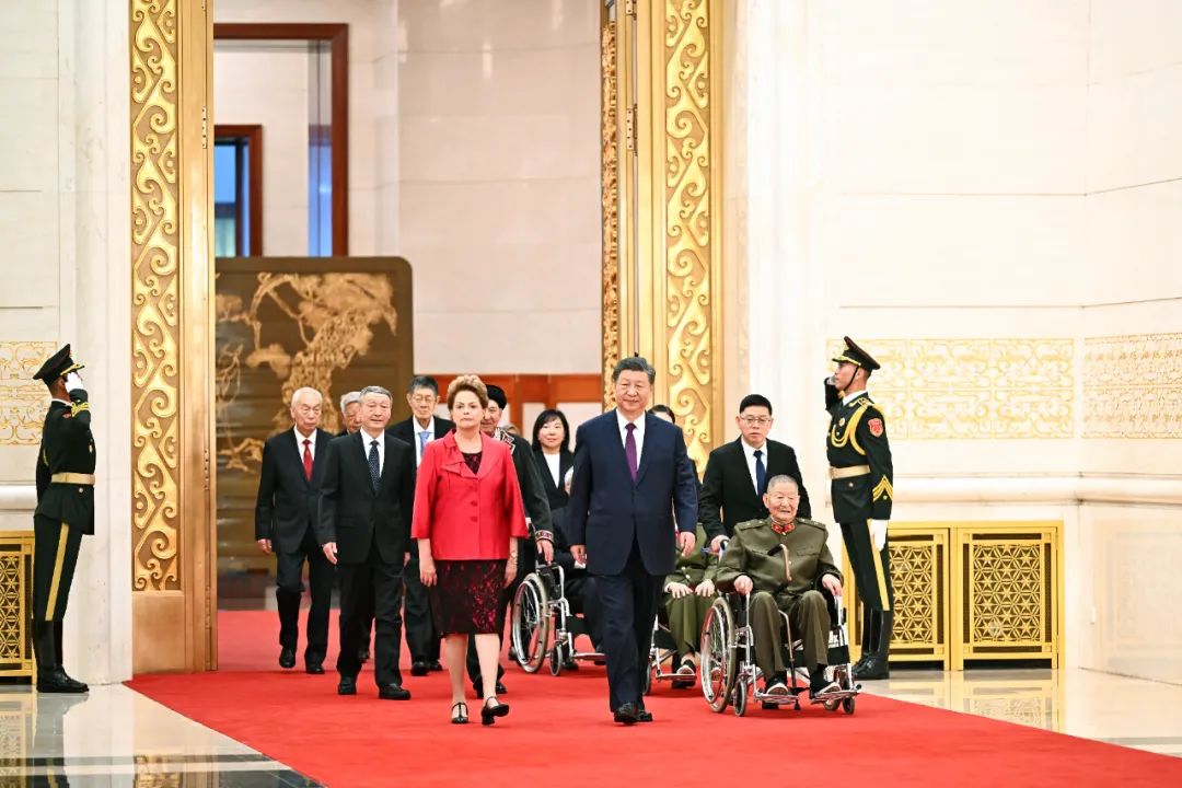 习近平向国家勋章和国家荣誉称号获得者颁授勋章奖章并发表重要讲话(图1) 图片