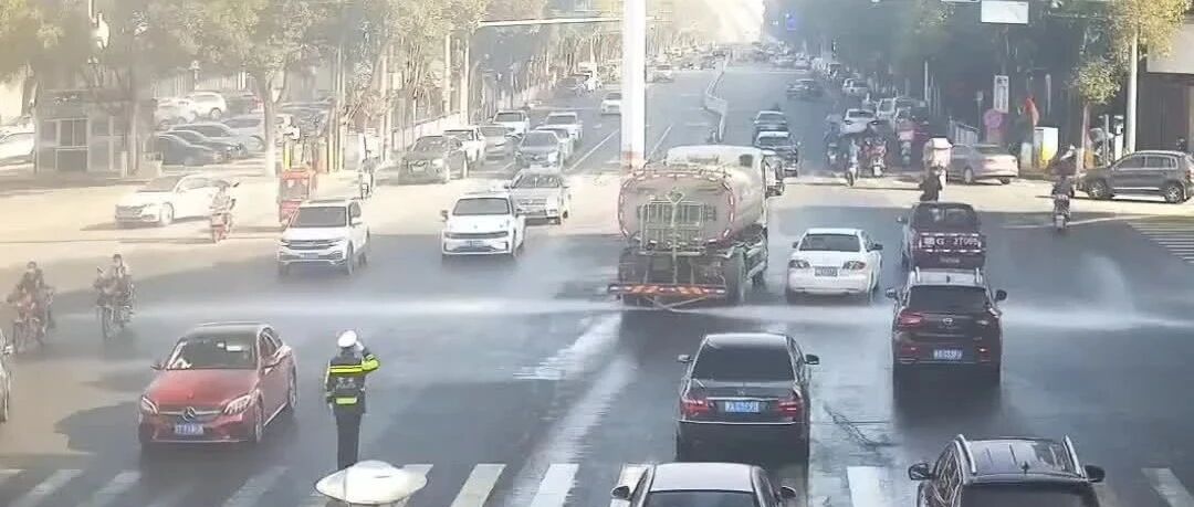 时光定格了温柔一幕：洒水车突然不洒水了！