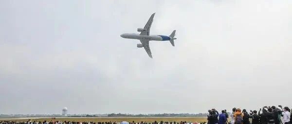燃！C919这样划过天际！