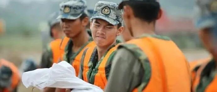 堪比大片！空降兵一昼夜封堵200米河堤决口