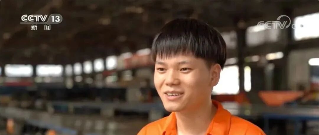 95后快递小哥被评“高层次人才”，获百万房补！他的“两把刷”是……