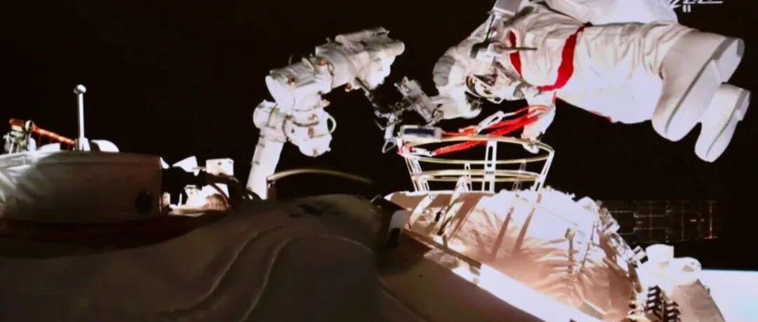 中国航天员，成功出舱！