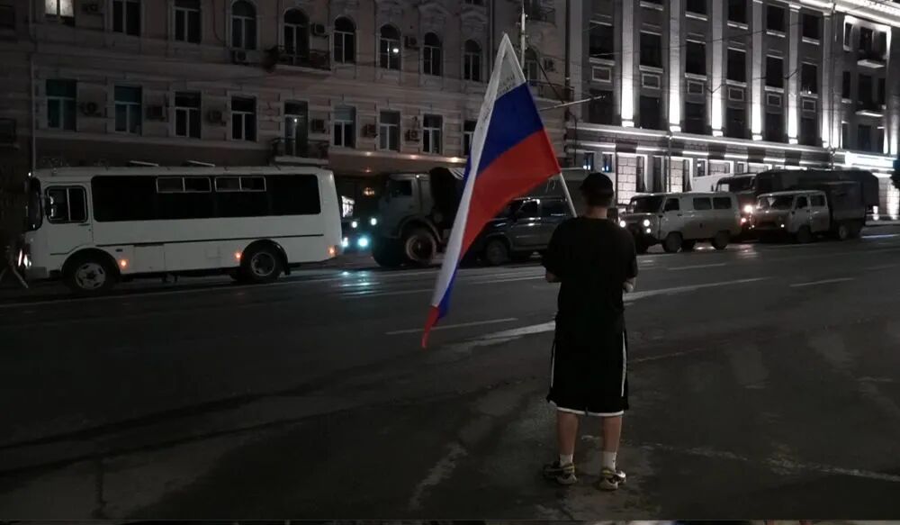 6月24日，在俄罗斯顿河畔罗斯托夫，军用车辆编队驶过（视频截图）。新华社发（弗拉基米尔摄）