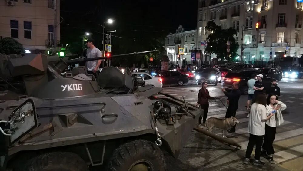 6月24日，在俄罗斯顿河畔罗斯托夫，当地居民站在装甲车旁（视频截图）。新华社发（弗拉基米尔摄）