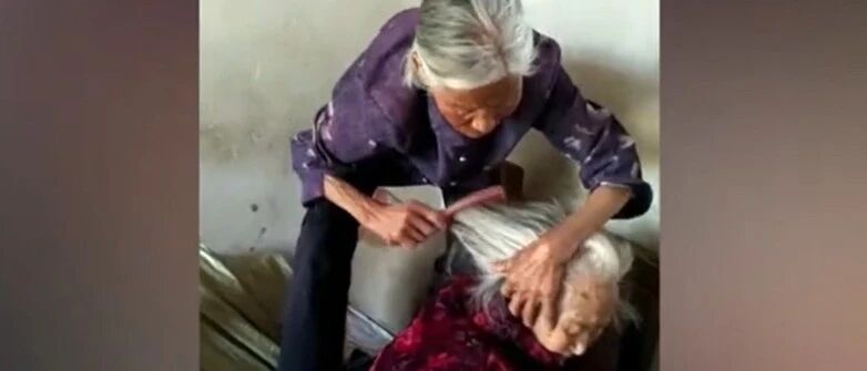 87岁女儿给108岁妈妈扎小辫，这画面太暖……