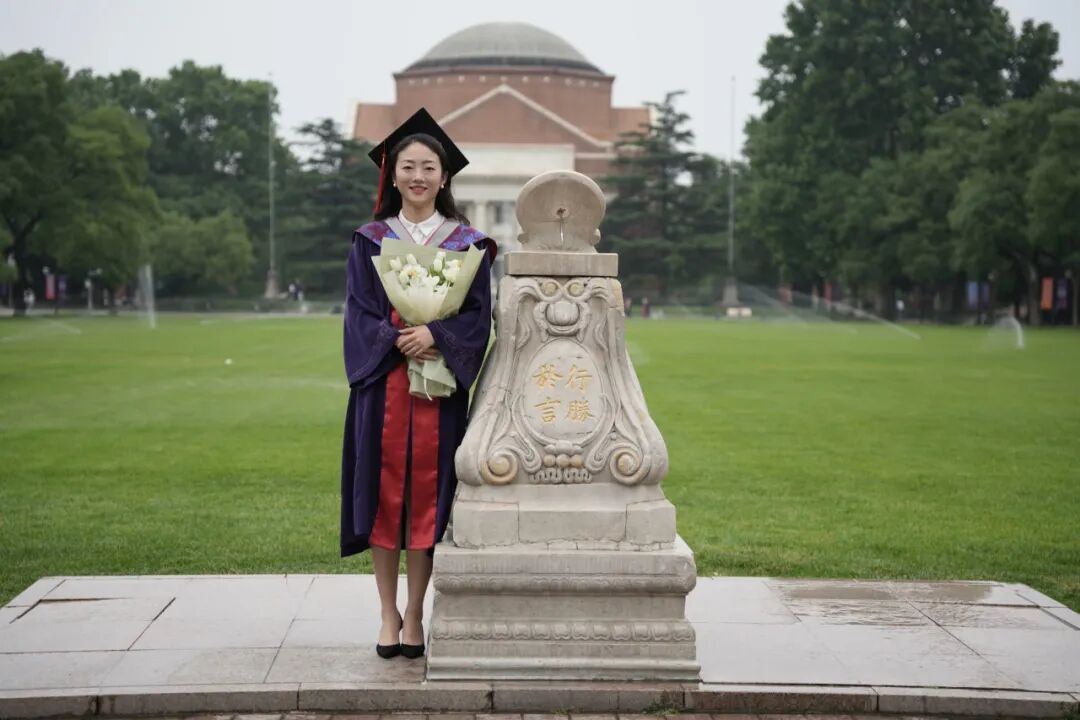 被校长王希勤点名称赞在清华大学研究生毕业典礼上刚刚博士毕业的她新
